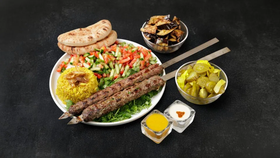 2 שיפודי קבב בצלחת + 2 תוספות