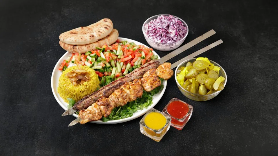 מיקס פרגית ומרגז בצלחת + 2 תוספות