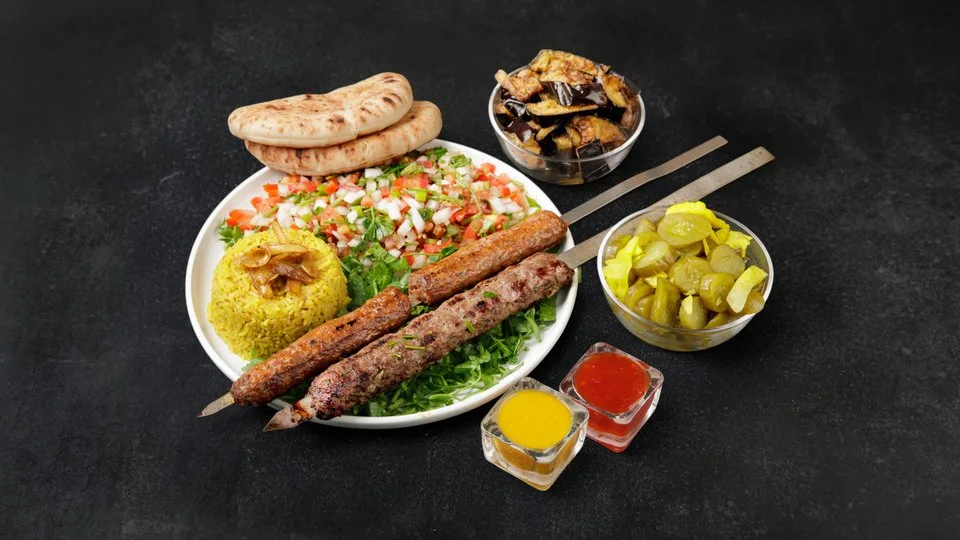 מיקס קבב הבית ומרגז בצלחת + 2 תוספות
