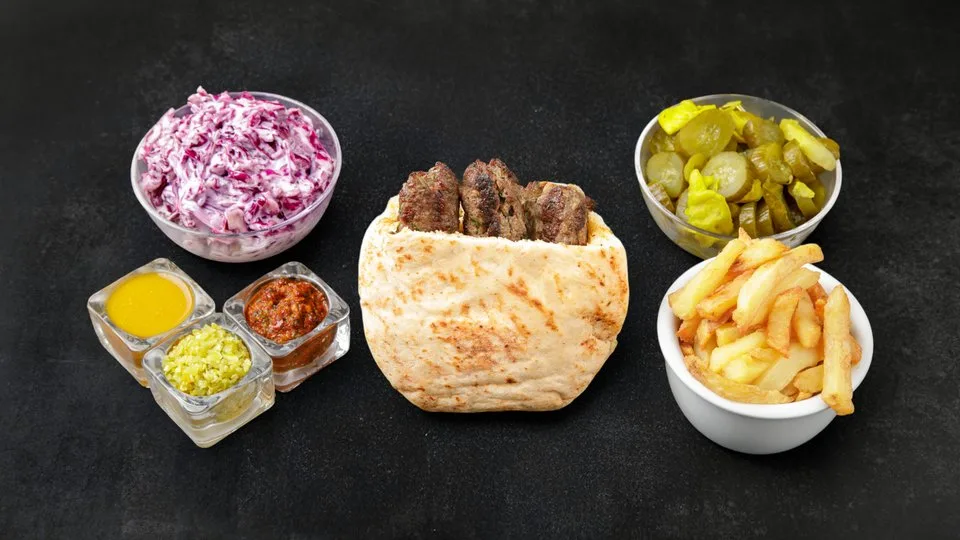 שיפוד קבב בפיתה