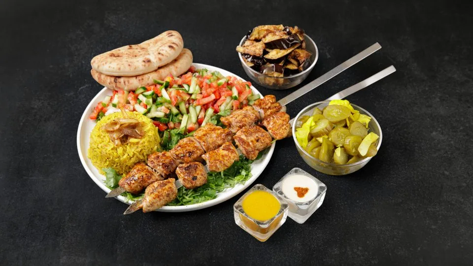 2 שיפודי פרגית בצלחת + 2 תוספות