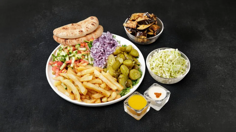 סלטים בצלחת + 2 תוספות 🌱