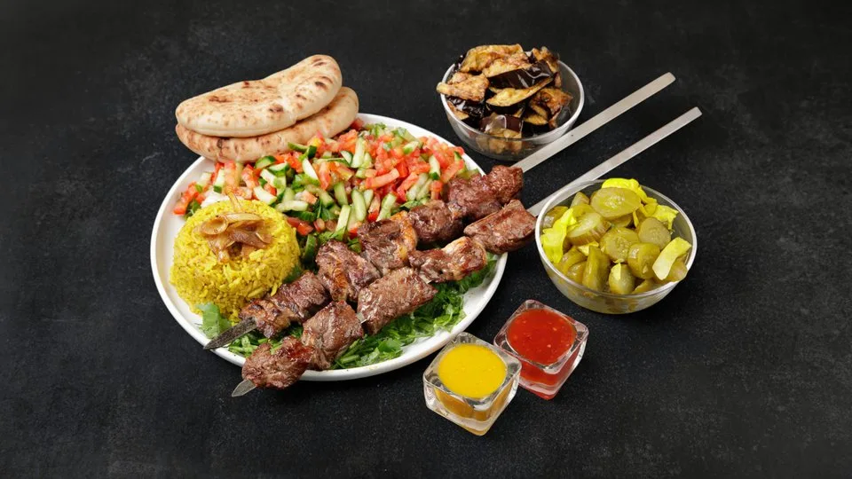 2 שיפודי אנטריקוט בצלחת + 2 תוספות